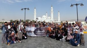Jamaah umrah Adam Internasional foto bersama di Masjid Quba saat cuaca sejuk akhir tahun
