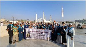 Rombongan jamaah umrah Adam Internasional berfoto bersama di depan Masjid Quba Madinah