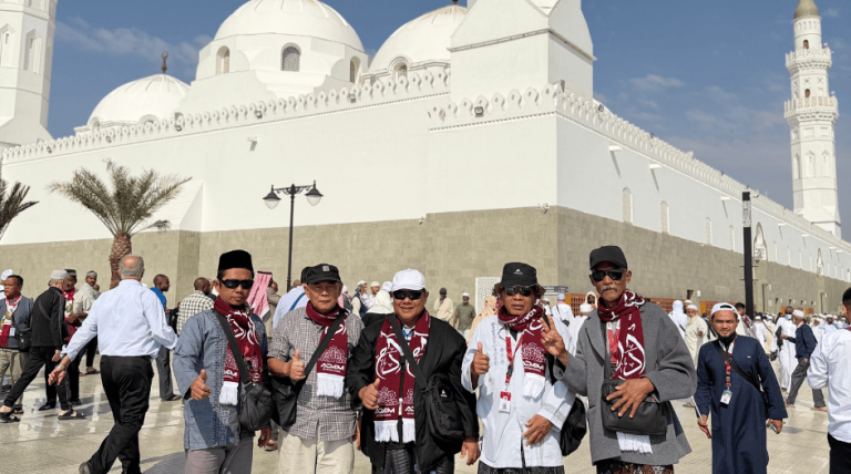 Jamaah Adam Internasional foto bersama di Masjid Quba