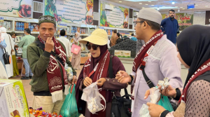 Suasana belanja oleh-oleh kurma dan cokelat jamaah Adam Internasional