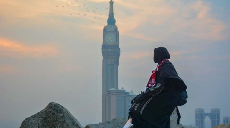 Jamaah Adam Internasional berfoto di Bukit Khandamar dengan latar Clock Tower Makkah