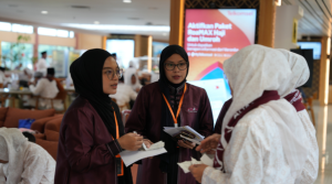 Staf Adam Internasional sedang memberikan arahan dan memeriksa dokumen jamaah di bandara.