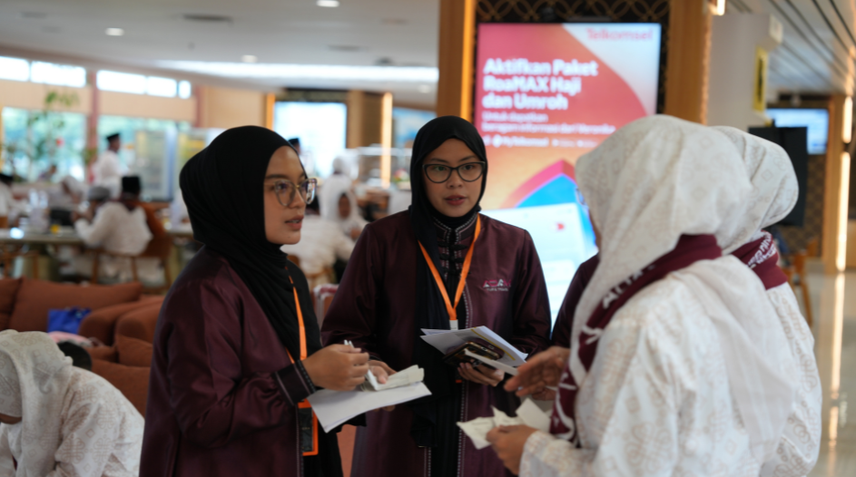 Staf Adam Internasional sedang memberikan arahan dan memeriksa dokumen jamaah di bandara.