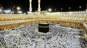 Kepadatan jamaah di Masjidil Haram yang mengharuskan penerapan tips menjaga wudu saat tawaf.