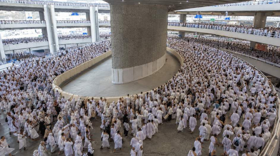 Lautan jamaah haji memadati kompleks Jamarat menerapkan tips aman melontar jumrah.