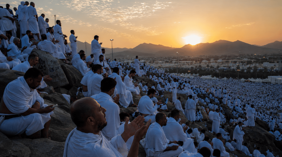 Jutaan jamaah sedang berdoa di Padang Arafah saat momen puncak haji 2026.