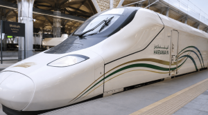 Kereta Cepat Haramain terparkir megah di stasiun siap mengantar jamaah Umrah.
