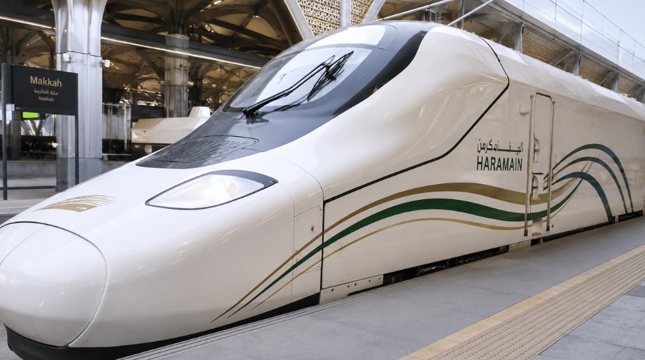 Kereta Cepat Haramain terparkir megah di stasiun siap mengantar jamaah Umrah.