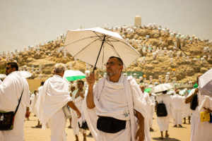 Jamaah haji membawa payung sebagai persiapan wukuf di Arafah saat cuaca panas.