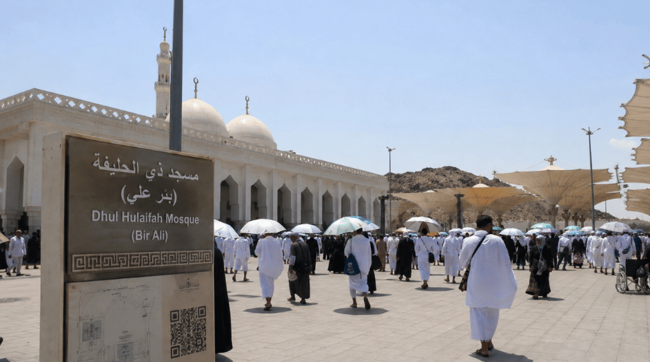 Jamaah melaksanakan tata cara niat ihram di masjid miqat Bir Ali.