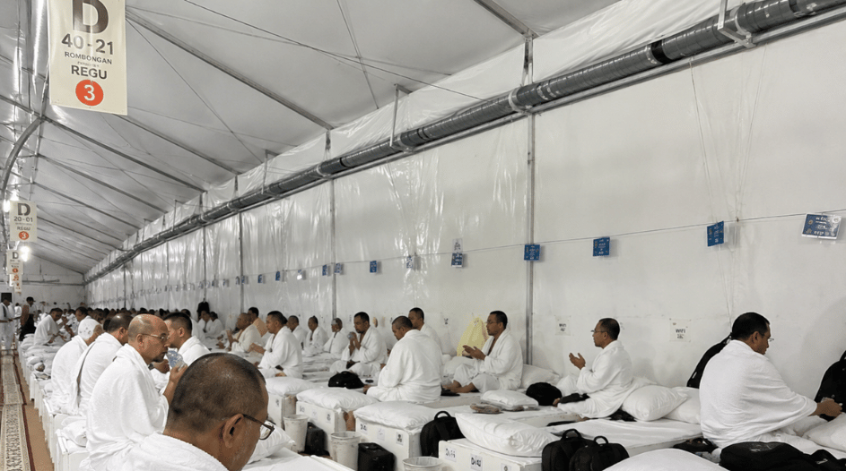 Jamaah haji beristirahat menikmati fasilitas tenda Mina yang dilengkapi kasur busa dan AC.