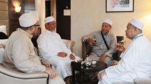 Seorang muslim berdoa di masjid mengharapkan pahala setara ibadah haji.